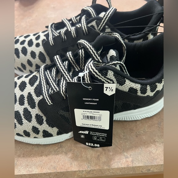Avia Sneakers!! Brand NEW size 7.5 - Picture 2 of 4